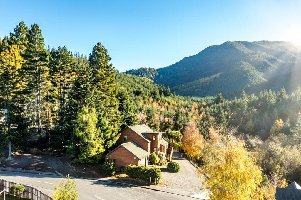 Hanmer Haven - 4Br and 2 bathrooms - living room, family rooms, and an indoor play area - Thumbnail 4